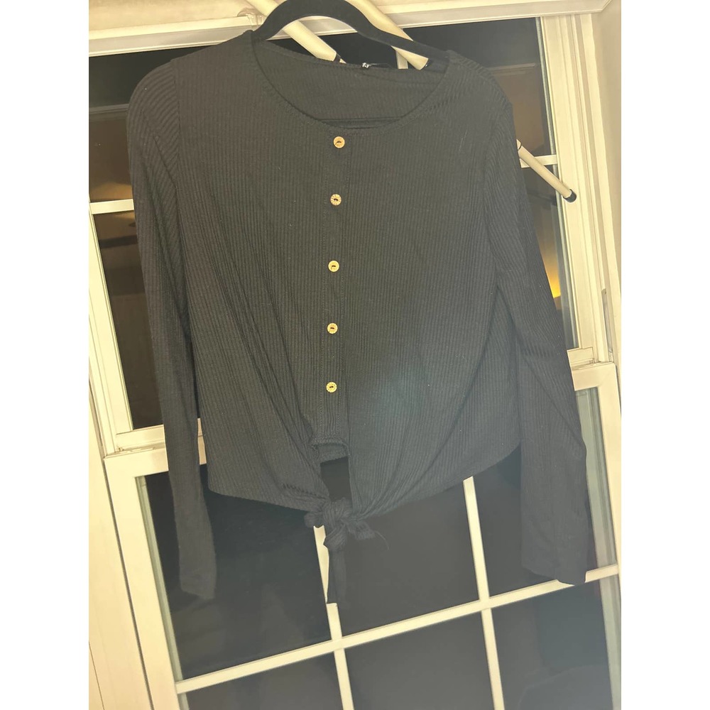 Crop top with tie and buttons
